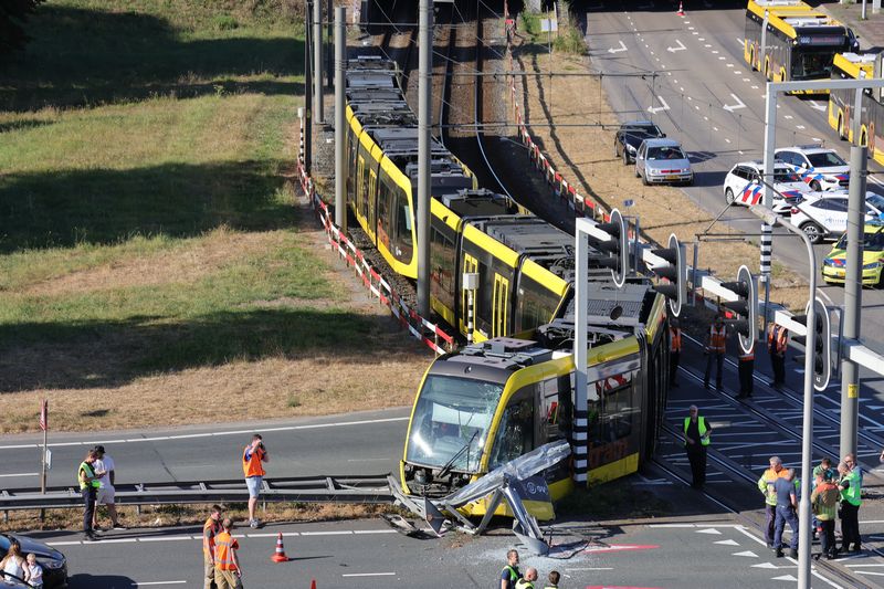 Drie gewonden na ernstige botsing tussen lijnbus en tram in Utrecht